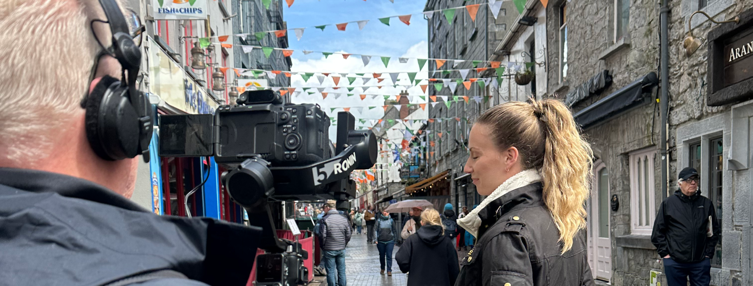 Filminspelning på gata med flaggor